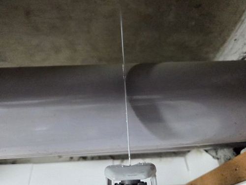 누수탐지 천장 얼룩이 넓게 번진 아파트 거실 천장의 점검 전 모습