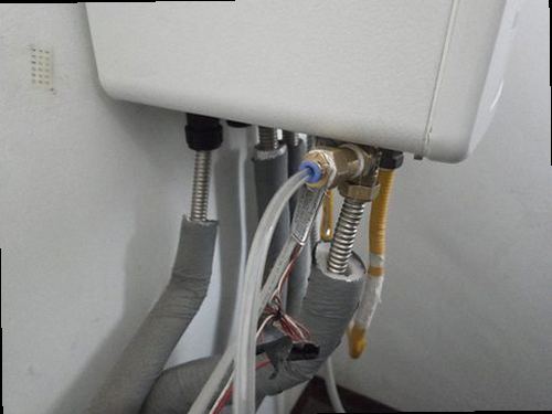 부산 북구 누수탐지 보일러 주변 배관을 살피는 점검 장면