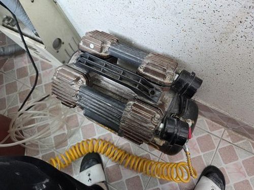 부산 중구 누수탐지 베란다 방수층 경계부를 살펴보는 점검 모습