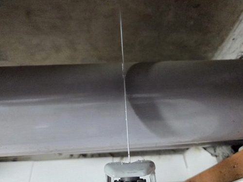누수탐지 벽면 얼룩의 범위와 주변 상태를 확인하는 점검 장면