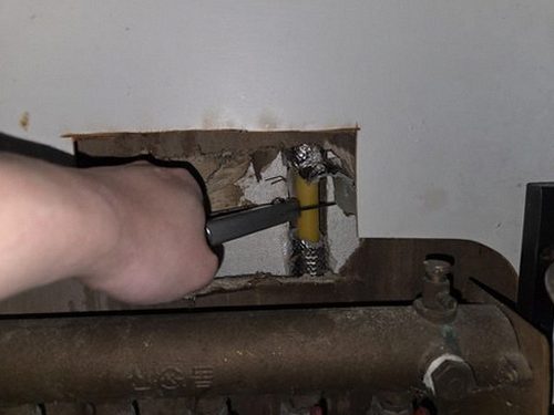 누수탐지 상담 전 계량기 사진과 얼룩 위치를 메모한 점검 기록