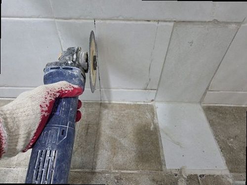 사상구 누수탐지 벽면 얼룩과 천장 모서리의 젖은 자국을 살피는 장면
