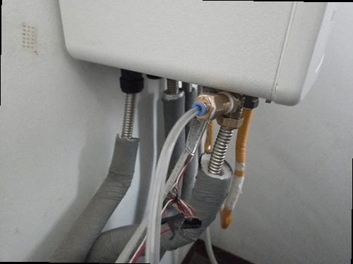 사상구 누수탐지 벽 점검 중 배관 이음부를 살피는 모습