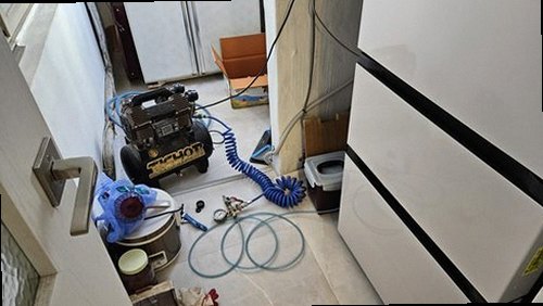 수영구 누수탐지 바닥 습기 흔적을 살피는 장면