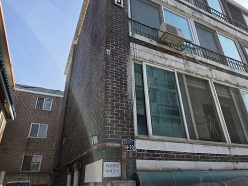 누수탐지 아파트 수도분배기 주변을 점검하는 작업 장면