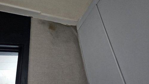 누수탐지 열화상 카메라로 바닥 누수 구간을 점검하는 모습