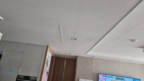 영도구 누수탐지 벽지가 들뜬 모서리를 점검하는 현장 모습