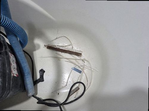 누수탐지 배관 경로와 누수 흔적을 함께 확인하는 모습