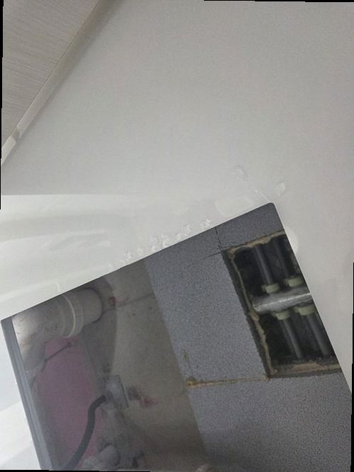 옥천군 누수탐지 젖은 벽지 점검 전 벽면 상태를 기록하는 모습
