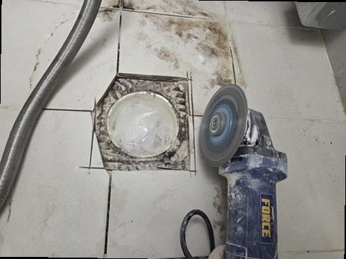 청주시 상당구 누수탐지 욕실 벽면과 천장 점검 흔적을 살피는 모습