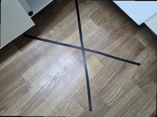 누수탐지 수분 측정 장비로 벽체 상태를 확인하는 현장 모습