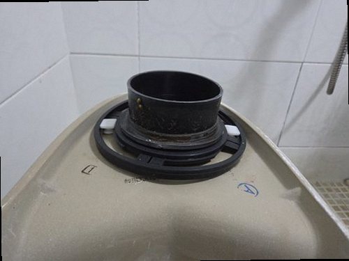 대전 서구 누수탐지 욕실 설비 주변의 물기와 벽면 흔적을 확인하는 모습