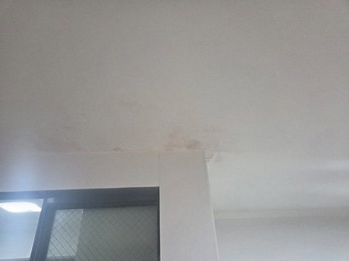 누수탐지 주방 싱크대 하부 배관을 점검하는 작업 현장