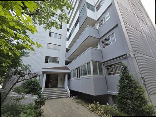 연제구 누수탐지 실내 누수 흔적과 배관 점검 범위를 함께 확인하는 모습