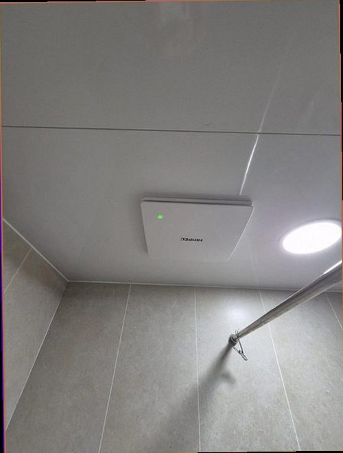 누수탐지 욕실 바닥과 수도 계량기 상태를 확인하는 장면