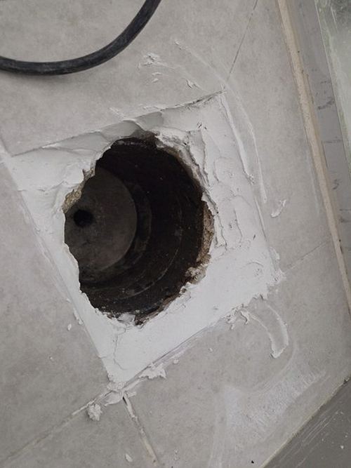 누수탐지 점검 기록을 정리한 계량기 사진과 메모