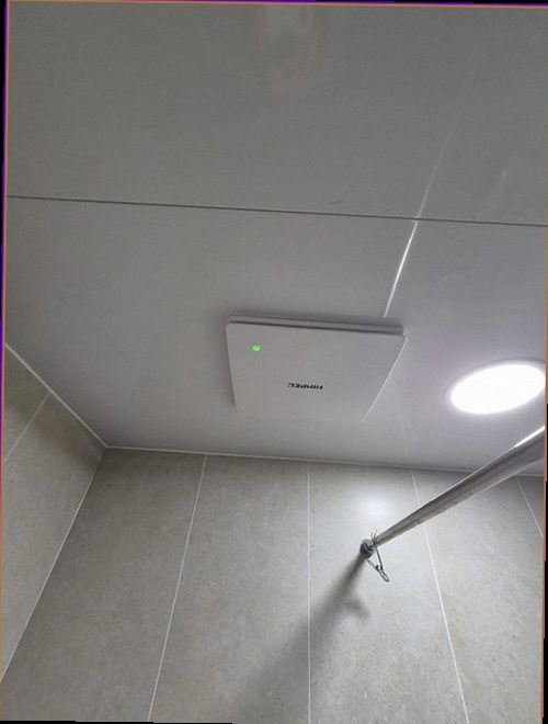 대전 서구 누수탐지 벽면과 바닥의 누수 흔적을 확인하는 점검 모습