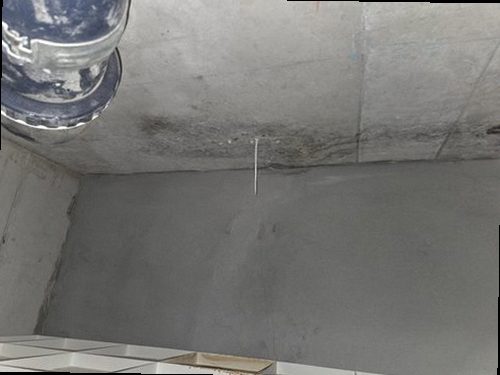 누수탐지 배관 접합부를 절개해 젖은 흔적을 확인하는 장면