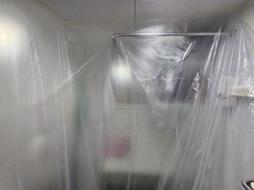 누수탐지 계량기 수치를 기록하는 모습