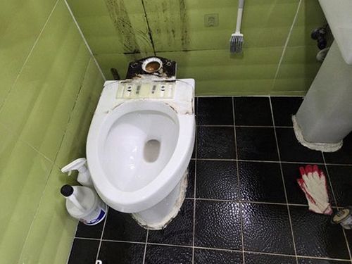 누수탐지 욕실 벽면 점검 장면과 배관 경로 확인 모습