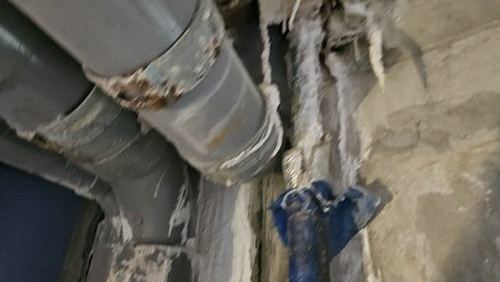 누수탐지 배관 도면과 점검 기록지를 함께 검토하는 장면