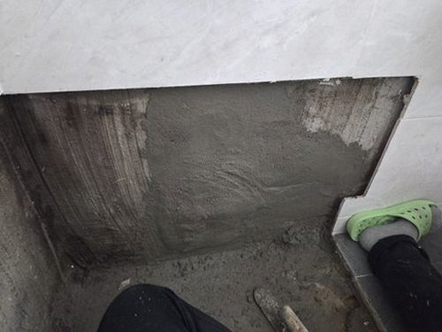 누수탐지 점검 기록지와 측정 장비가 놓인 작업 장면