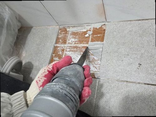 누수탐지 천장 얼룩 부위의 육안 점검 장면