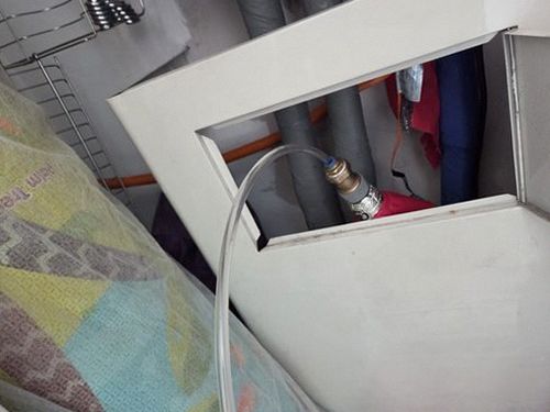 누수탐지 배관 이음부 주변에 맺힌 습기와 점검 장비