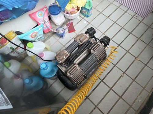 누수탐지 점검 기록을 정리한 수첩과 배관 도면을 함께 살펴보는 장면