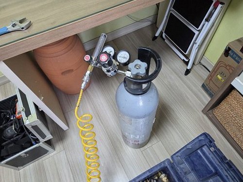 누수탐지 누수 원인 확인 후 배관과 마감을 점검하는 작업 장면
