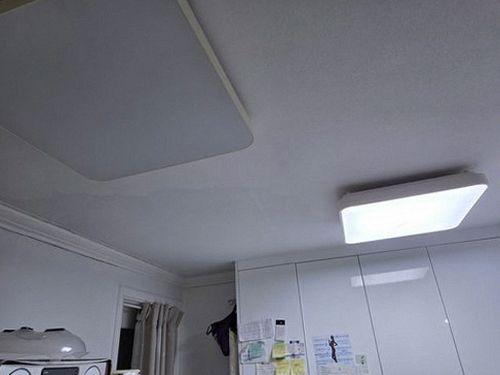 누수탐지 천장 얼룩을 육안으로 점검하는 장면