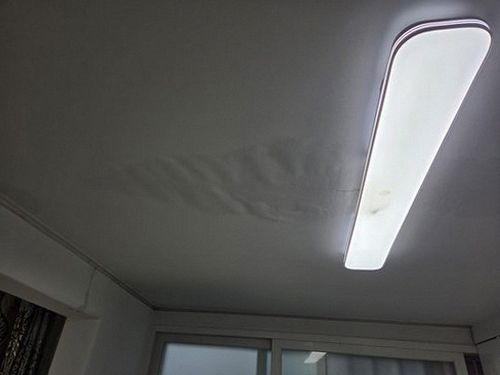 누수탐지 누수 원인 확인 후 건조 상태와 벽지 복구 범위를 점검하는 모습