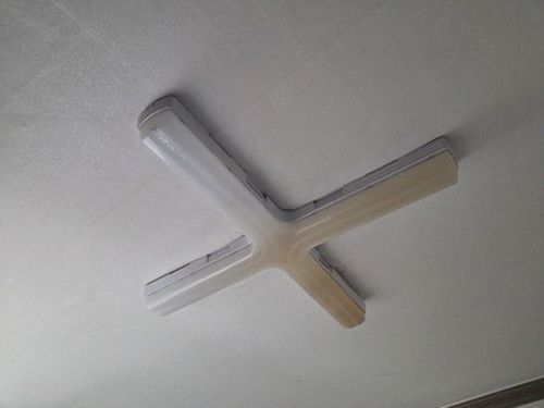 누수탐지 보수 후 천장 상태를 주기적으로 확인하는 장면