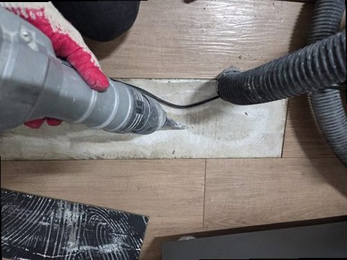 누수탐지 누수 원인 조치 후 건조 상태와 주변 마감재를 확인하는 모습