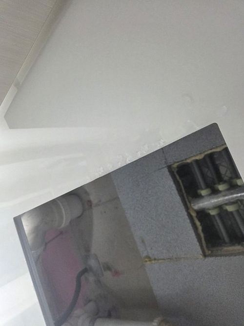 누수탐지 안방 벽면 함수율 측정 장면