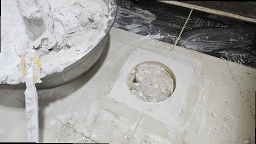 누수탐지 욕실 천장 얼룩과 배관 위치를 함께 확인하는 점검 장면