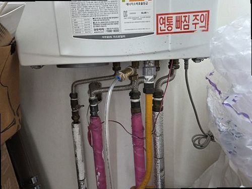 누수탐지 천장과 벽면의 물자국, 배관 주변을 확인하는 점검 장면