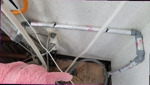누수탐지 배관 보수 후 건조 상태와 재점검을 확인하는 모습