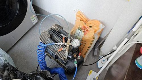 누수탐지 열화상 카메라로 벽면 온도 차이를 살피는 모습