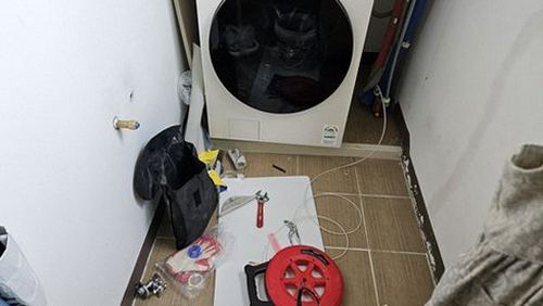 누수탐지 싱크대 하부 벽지 가장자리에 생긴 테두리형 변색 자국