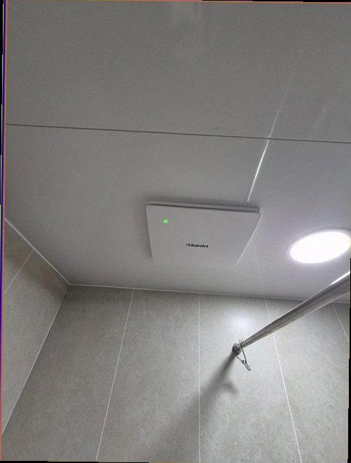 누수탐지 욕실 배관 주변의 물자국과 습기 상태를 확인하는 현장