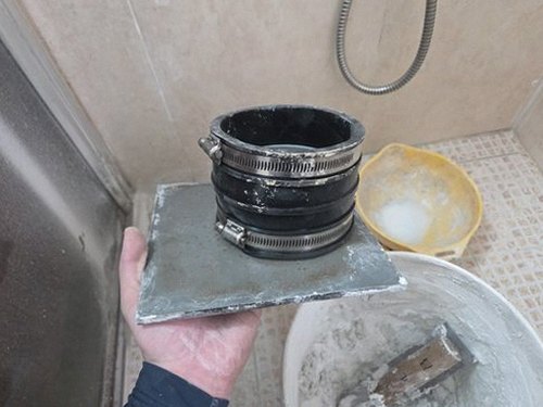 누수탐지 배관 교체 후 가압 시험을 진행하는 압력계 장면