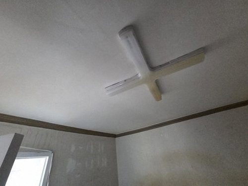 누수탐지 처치 후 건조된 벽면과 정리된 점검 기록