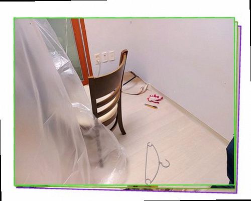 해운대구 누수탐지 욕실 벽면과 바닥 주변의 습기 흔적을 확인하는 현장