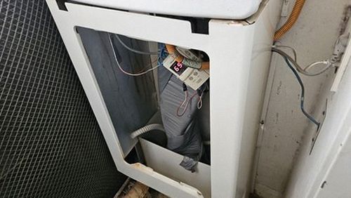 누수탐지 배관 점검구를 열어 연결부를 확인하는 모습