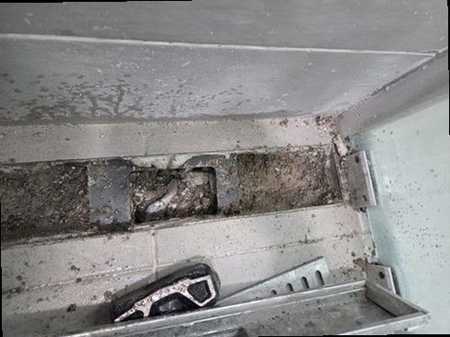 누수탐지 베란다 벽면의 물자국과 실리콘 상태를 확인하는 모습