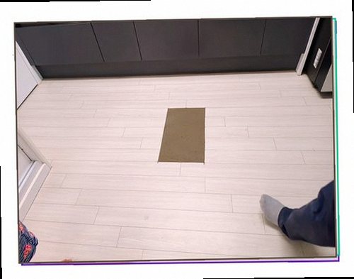누수탐지 베란다 벽면에 번진 물자국과 들뜬 마감재를 확인하는 현장