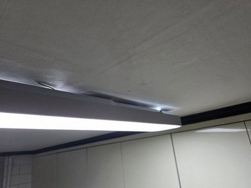 누수탐지 배관 점검 장비를 이용해 벽면과 바닥을 확인하는 현장 장면