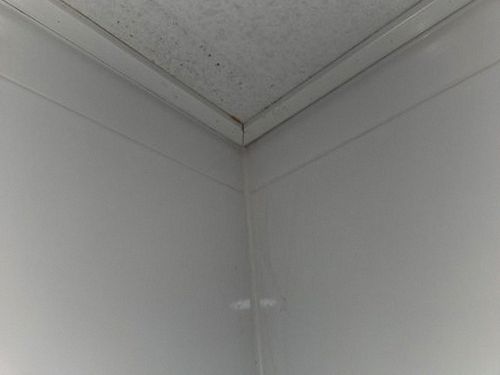 누수탐지 보수 후 방수 처리된 욕실 배관 이음부 점검 장면