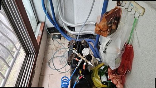 누수탐지 천장 모서리에 번진 갈색 얼룩을 점검하는 장면
